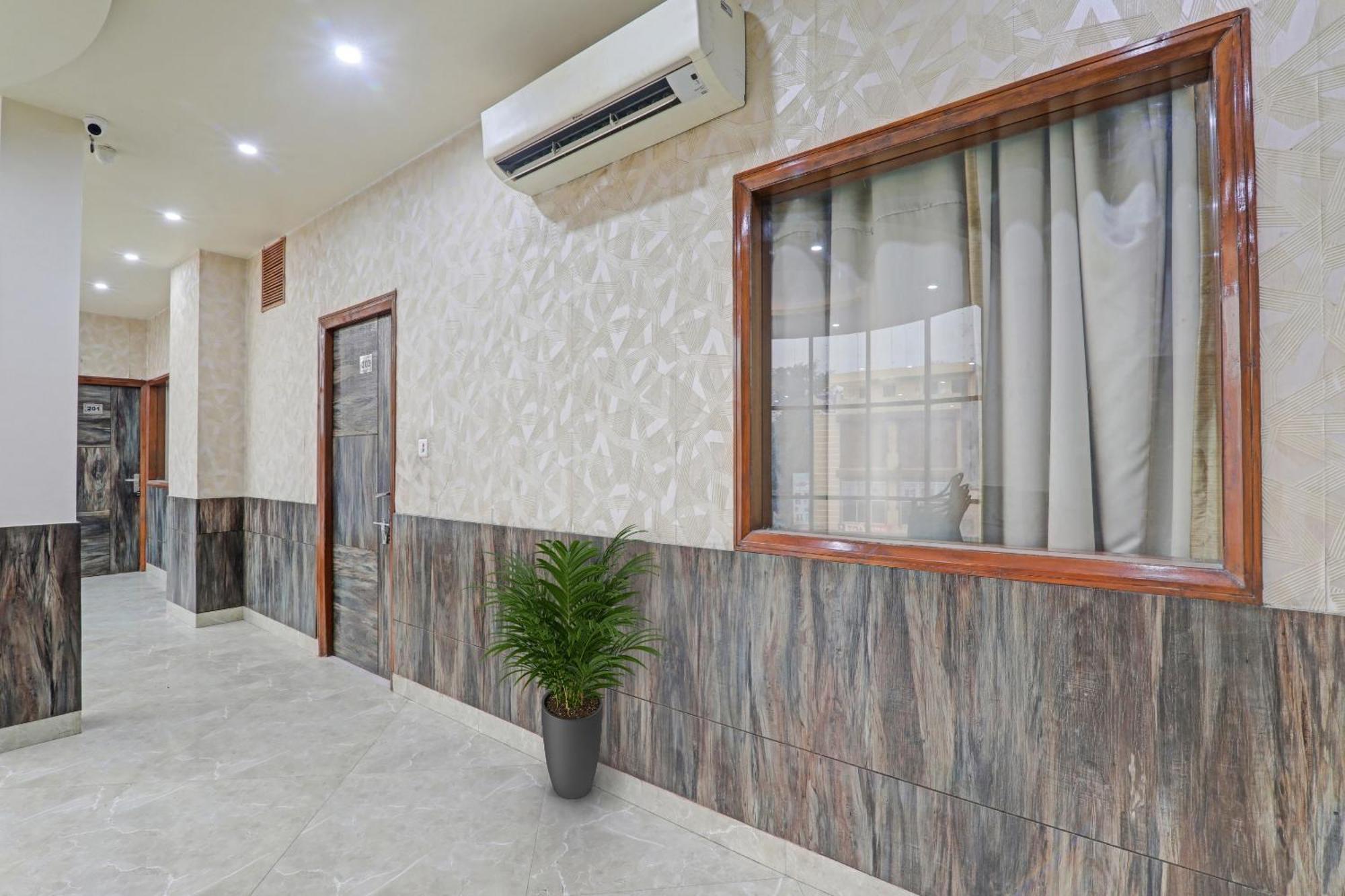 Townhouse 1150 Hotel Dayal Palace Chinhat Kültér fotó